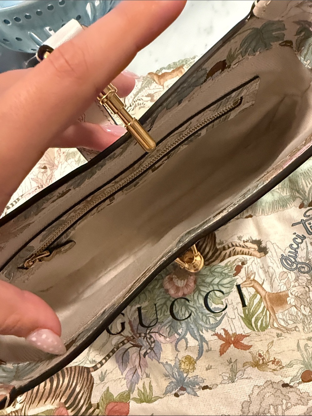 Gucci White Floral Tiger Shoulder Bag with Gold Hardware - Picture 3 of 7